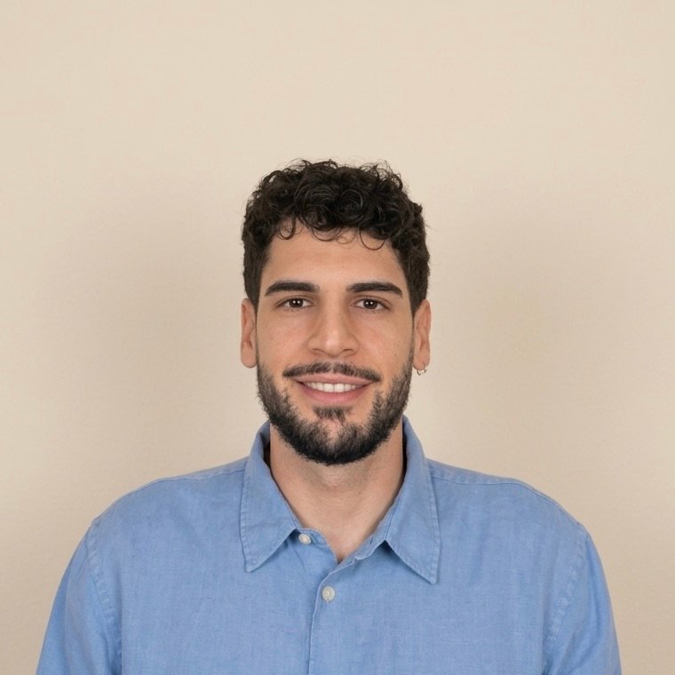 Juan Tortosa, psicólogo general sanitario en Alicante, sonriendo